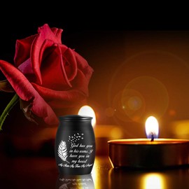 Hermosas urnas para cenizas de mamá, urnas decorativas pequeñas de 1.6 pulgadas de alto, urna de recuerdo para funeral, urnas de cremación hechas a mano, grabado de Dios te tiene en sus brazos, urna