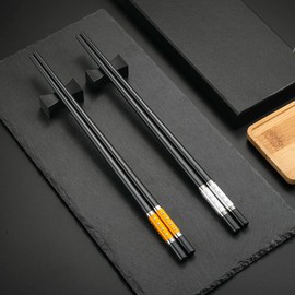 Hongyantech 2 Pairs Fibreglass Japanese Chopsticks Black + 2 Stainless Steel Chopstick Rests Gift Set