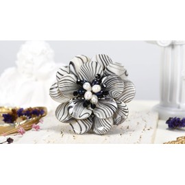 AeraVida Wild & Stylish Black & White Pearls with Painted Stripes on Mother of Pearl Seashell Floral Brooch Pin for Retro Zebra or Animal Print Inspired Fashion Accessories