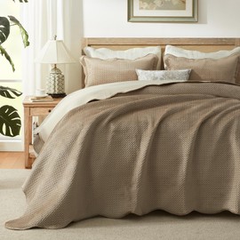 Qucover Velvet Quilt King, Luxury Velvet King Bedding Set, 3 Piece Soft Warm Velvet Comforter Set with Pillow Shams, Lightweight Taupe Brown King Bedspread, Christmas Quilt, Brown Color