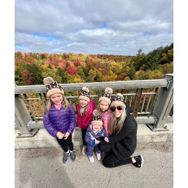 Funky Junque Mommy and Me - Gorros para mujeres y niños pequeños, para mamá y bebé, trajes de Navidad a juego con pompones de invierno, Adultos/niños pequeños (un solo pom)/bebé (doble pom) - Leopardo