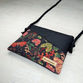 artistalista Umhängetasche aus Kork Nachtfalter, handgefertigt, Damen Schultertasche, kleine Tasche mit Kordel, Handmade in Germany