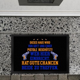 Hausbeschützer Door Mat XL 40 x 60 cm with Saying in Black "Dieses Haus Wird von Gott und Einer Pistole beschützt Wer Hier einbricht hat Gute Chancen beide zu treffen Gott