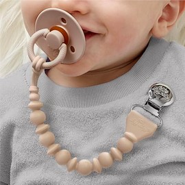 Itzy Ritzy Clip de silicona para chupete; correa de chupete de silicona 100% de grado alimenticio con clip que mantiene chupetes, mordedores y juguetes pequeños en su lugar; cuenta con diseño de una