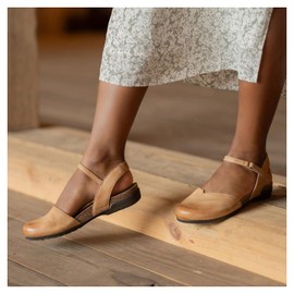 Dansko Rowan Sandal for Women – Memory Foam and Cork Footbed for Comfort and Arch Support – Lightweight Rubber Outsole for Long-Lasting Wear Honey Distressed 7.5-8 M US