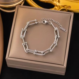 Silver jewelry bracelet, made of 316 silver with U-shaped horseshoe clasp. This couple's jewelry bracelet does not fade. It is suitable for anniversary and as a birthday gift. Made of titanium steel, without gemstones. Available in silver and gold colors
