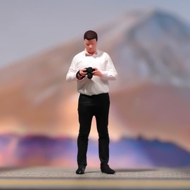 SOUFORCE 1/24 Scale Scene Props Figure Photographer Man with White Blouse Camera Miniature Action Figure Model