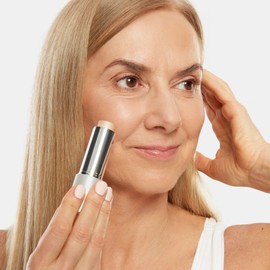 AGGIE Highlighter in Pen - 5g - Natural Shine, Easy to Use Creamy Formula Ideal for All Skin Types Subtle Highlighting Long Lasting Makeup Cosmetic Highlighter for Face