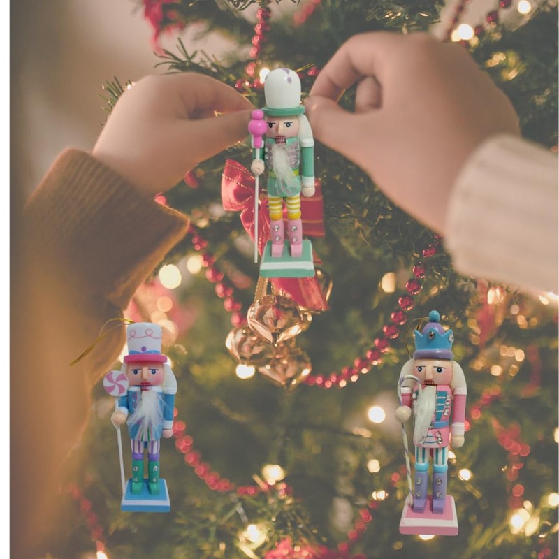 4 Nutcrackers (Pastel)