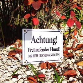 Sosenco Enamel Sign "Achtung! FREILAUFENDER Hund! Tor Bitte GESCHLOSSEN HALTEN!" 15 x 20 cm Warning Sign Weatherproof Sign Enamel Dog Warning