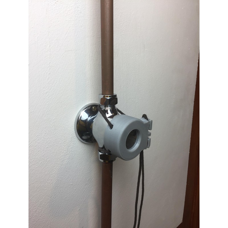 SHOWER HAND : Holds button showers on whilst you shower