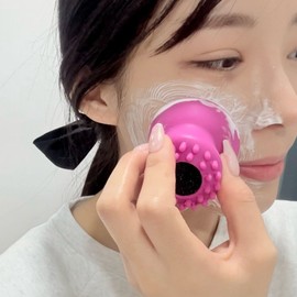Silicone brush for facial cleansing, octopus type skin cleansing facial massage / 세안용 실리콘 브러쉬 문어형 피부 클렌징 얼굴 마사지