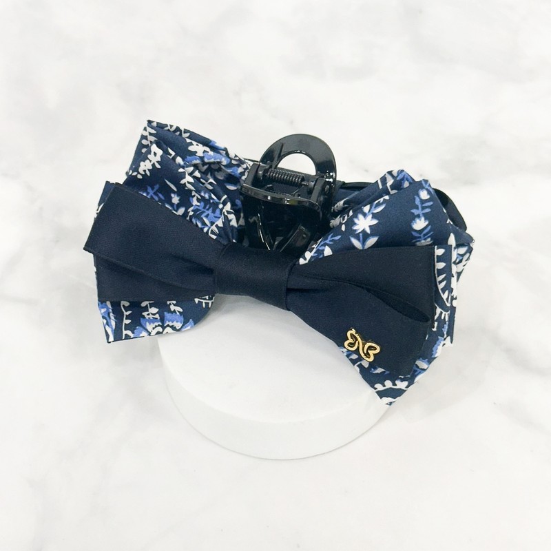 Burnaby Navy Nuarif Layered Ribbon Pincer Pin / 버나비 네이비