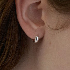 A pair of 925 silver bold one-touch ring earrings / 925실버 볼드 원터치 링 귀걸이 한 쌍