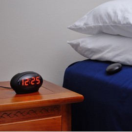 Geemarc SBT600 - Extra Loud Alarm Clock with Tone and Volume Control, Bed Shaker and Snooze Function - USB Charging Port - For the Hard to Wake, Hard of Hearing and Deaf - UK Version