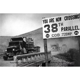 Korean War PHOTO U.N. Forces Cross 38th Parallel Retreat Army from Border