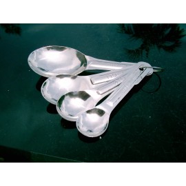 NEW STAINLESS STEEL  CREST  MEASURING BAKING SPOONS 4 ON A RING ROUND  DESIGN