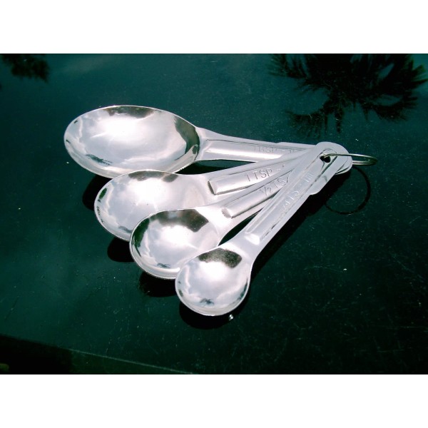 NEW STAINLESS STEEL CREST MEASURING BAKING SPOONS 4 ON A