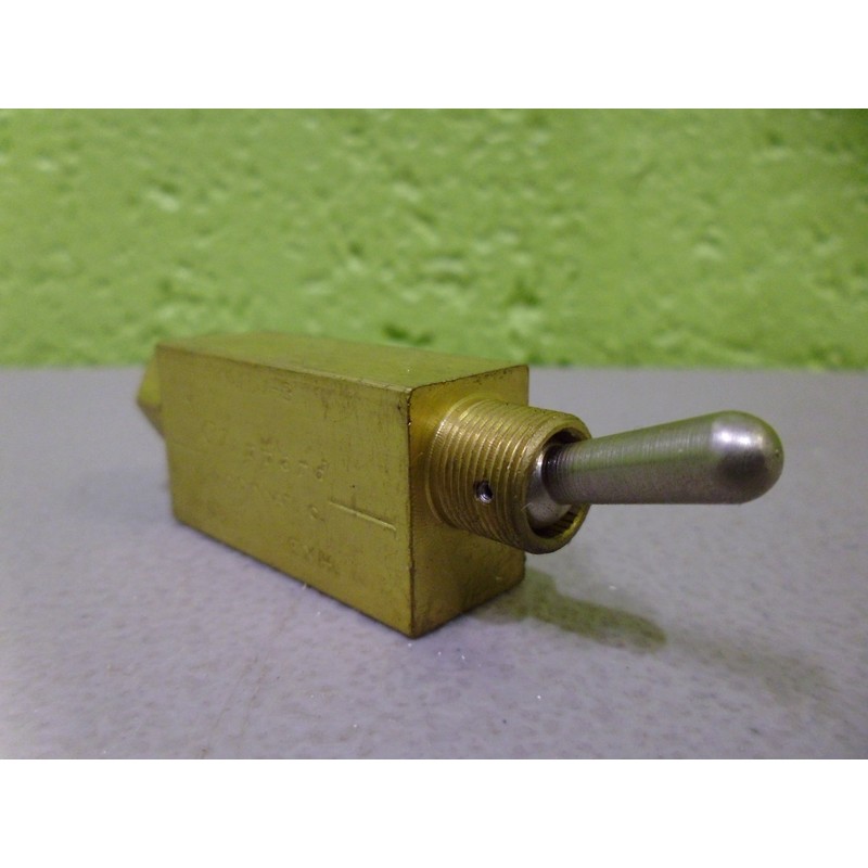 Clippard MJTV-3 3-Way Toggle Valve, Enp Steel Toggle, 1/8" NPT