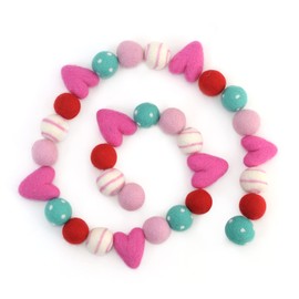 Glaciart One Guirnalda de bolas de fieltro de San Valentín con corazones rojos, hecha a mano en Nepal con lana de Nueva Zelanda, reutilizable, duradera, elegante y versátil, fácil de colgar y mantener: 8 pies, 7 corazones, 24 bolas