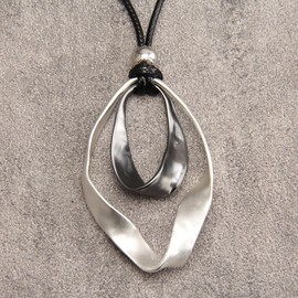GelConnie - Collares bohemios para mujer, diseño clásico largo con dijes de círculos plateados, estilo vaquero para usar con suéter, collar ajustable de cuero, Cuero sintético, Sin piedra preciosa