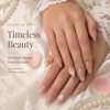 Uñas postizas medianas almendradas, color rosa nude con flores blancas