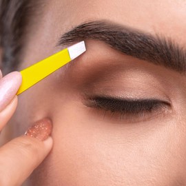 2EASY - Classic Stainless Steel Eyebrow Tweezers Professional Eyelash Tweezers for Men and Women with Oblique Tip - Non-Slip Grip (Yellow)