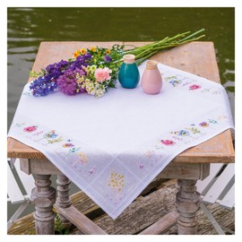 VERVACO Stickpackung Tischdecke Zählmusterpackung Kreuzstich STIEFMÜTTERCHEN Stickdecken zum Selbersticken Bastelset Handwerker Kreativ Set für Erwachsene ca. 80 x 80 cm Kreatives Geschenk