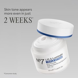 No7 Lift & Luminate Crema de día de triple acción, crema facial antienvejecimiento SPF 30, ácido hialurónico y vitamina C, reafirma visiblemente la pi