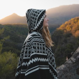 LATITUDE ZERO Alpaca Wool Handmade Poncho, Unisex Serape Coat Relaxed Style Wool Poncho, Ultra-Soft Coat (US, Alpha, One Size, Regular, Regular, Black)