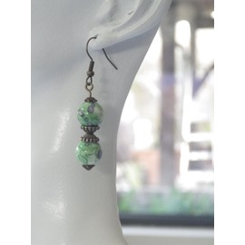 Ohrringe aus weißen, grün und schwarz getönten Jadeperlen und tibetischen Perlen aus antiker Bronze