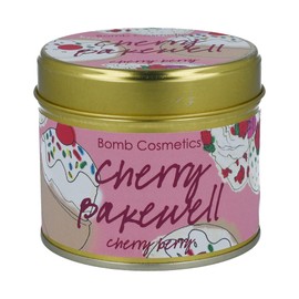 Bomb Cosmetics Cherry Bakewell Duftkerze in Dose, Kirschmandel-Kuchenduft, enthält reine Bergamotte und Muskatellersalbei, vegan, 30–35 Stunden Brenndauer