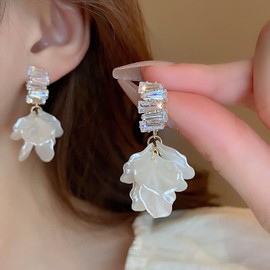 Inateannal Vintage Crystal Resin Flower Dangle Earrings White Acrylic Flower Earrings Gold CZ Crystal Stud Earrings Wedding Flower Earrings Jewellery for Women and Girls, Zinc, No Gemstone