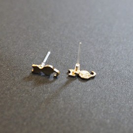 Miyabi Grace Women’s Elegant Gold Cat Resin Plastic Post Earrings Hypoallergenic For Sensitive Ears