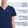Care+Wear Camiseta médica de 2 bolsillos para mujer con cuello