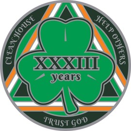 MYRECOVERYSTORE Green Shamrock Recovery Medallion in Years 1-50 Serenity Prayer in Gaelic on Rear