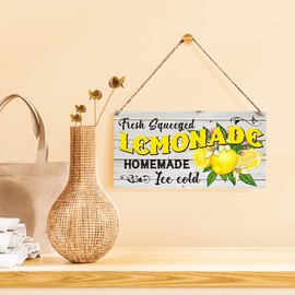 Fresh Squeezed Lemonade Sign Gift Farmhouse Lemon Wooden Hanging Sign Plaque Rustic Wall Art Decor for Home Kitchen Decoration 12 x 6 Inches
