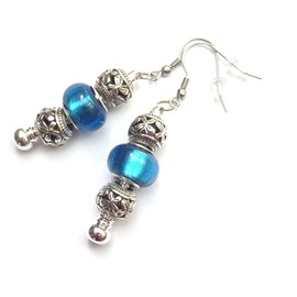 Ohrringe Charms Thurcolas Modell Manhattan mit Metallperlen und blauem Glas.