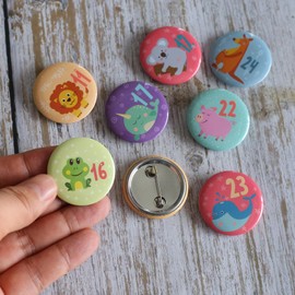 HERZONE Advent Calendar Number Buttons Lapel Pins for Decorating Advent Calendars with Numbers from 1-25 Ideal for Fabric Bags, Bags and Bags (Colour Animals)