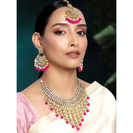 Aheli Elegant Indian Wedding Wear Faux Kundan Studded Chokere Collar con Maang Tikka Set Ethnic Fashion Jewelry para mujeres (Rani Pink Kundan & Pearl Drop)
