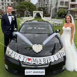 Heart-Shaped Wedding Car Hood Decoration with Angel Wing Design – Artificial Flowers, White Tulle Ribbons & Just Married Decal
