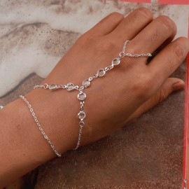 TseenYi Crystal Slave Finger Ring Bracelet Boho Layered Finger Ring Bracelet Fashion Slave Bracelet Chain Beach Wedding Jewelry for Women and Girls（Silver 1 Pcs)