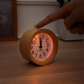 Navaris Analogue Wooden Alarm Clock with Snooze - Retro Clock with Dial Alarm Light - Quiet Vintage Wood Table Clock Without Ticking - Natural Wood in Light Brown