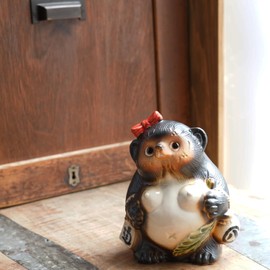COTONOHA Shigaraki Ware Tanuki Estatua de 6.3 pulgadas, figura de perro mapache de la suerte de cerámica japonesa para decoración del hogar o de negocios, fabricada en Japón (café-hembra)