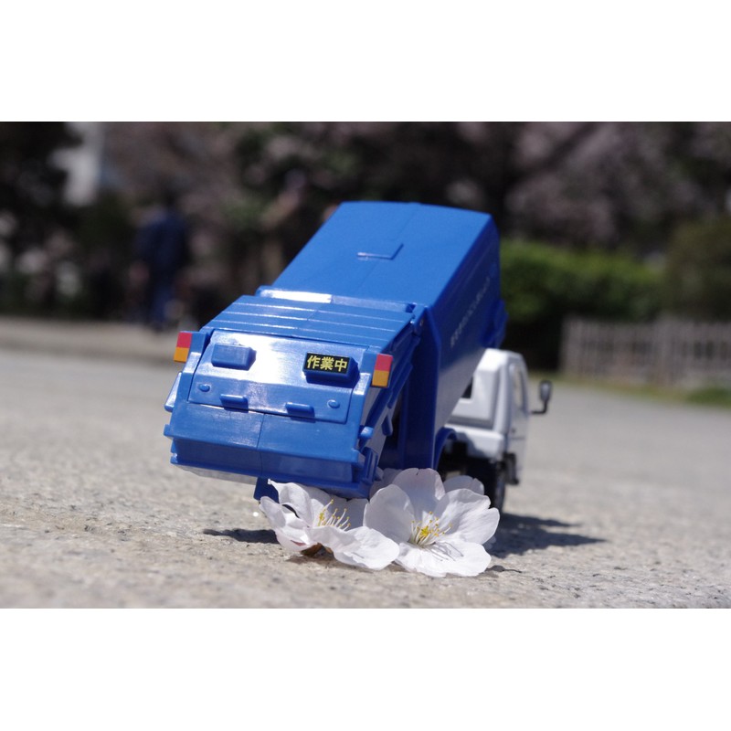 Diamond Pet Dk – 5106 1/43 Scale Mitsubishi Fuso Canter Cleaning Car
