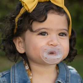 Chicco PhysioForma Luxe Orthodontic Pacifier, 6-16m | 100% Soft Silicone | Supports Breathing & Oral Development | Textured Shield & Handle | Includes Sterilizing Case | BPA Free | Crystal, 2pk