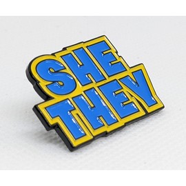 Pin de solapa con texto en inglés"She They Enamel Pronoun"