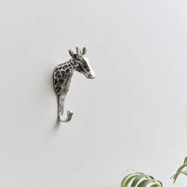 Melody Maison Silver Metal Giraffe Wall Hook, Animalistic Decor, Animal accessories, Home accessories, Metal Hooks