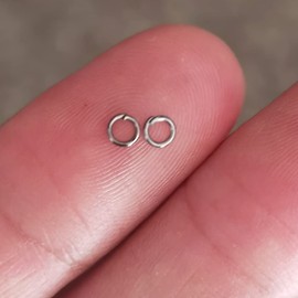 Chenkou Craft 1 caja de 6 colores de anillo abierto y llavero de joyería de 1/8 pulgadas (3 mm) con 1 herramienta de apertura y cierre de anillo y 1 caja transparente