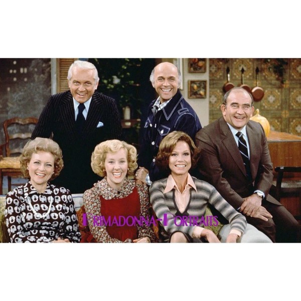 MARY TYLER MOORE, Betty White 8x10 Lab Photo 1970s Color